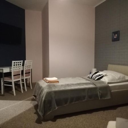 Pokoje Goscinne 30Stka Leczna Esterno foto