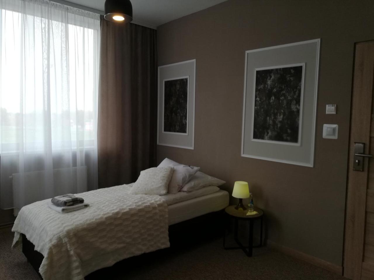 Pokoje Goscinne 30Stka Leczna Esterno foto